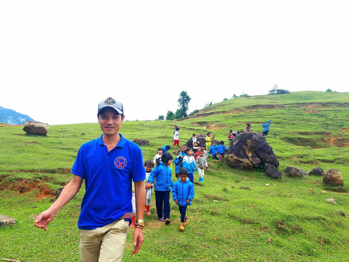 Niềm vui của thầy Vỹ cũng học trò. Ảnh: NVCC