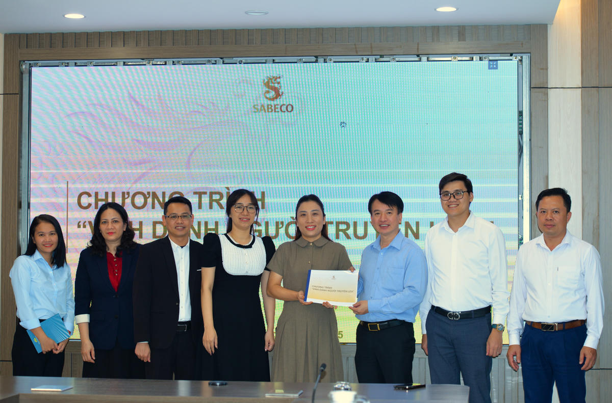 Đại diện Báo Đại đoàn kết khu vực Đông Bắc Bộ&nbsp;gửi tài liệu Chương trình "Vinh danh Người truyền lửa" cho lãnh đạo Ủy ban MTTQ Việt Nam TP Hải Phòng. Ảnh: Ngọc Anh