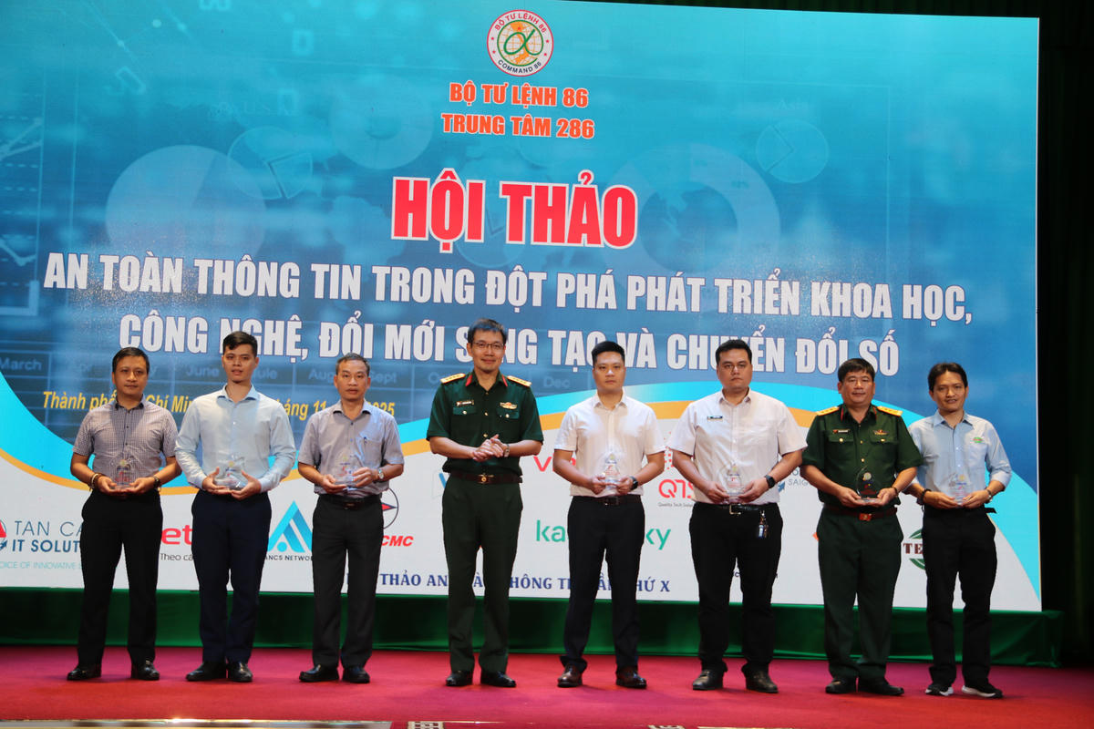 Đại tá Nguyễn Đức Tuyên – Chỉ huy trưởng Trung tâm 286 trao kỷ niệm chương cho các đơn vị tham gia Hội thảo.