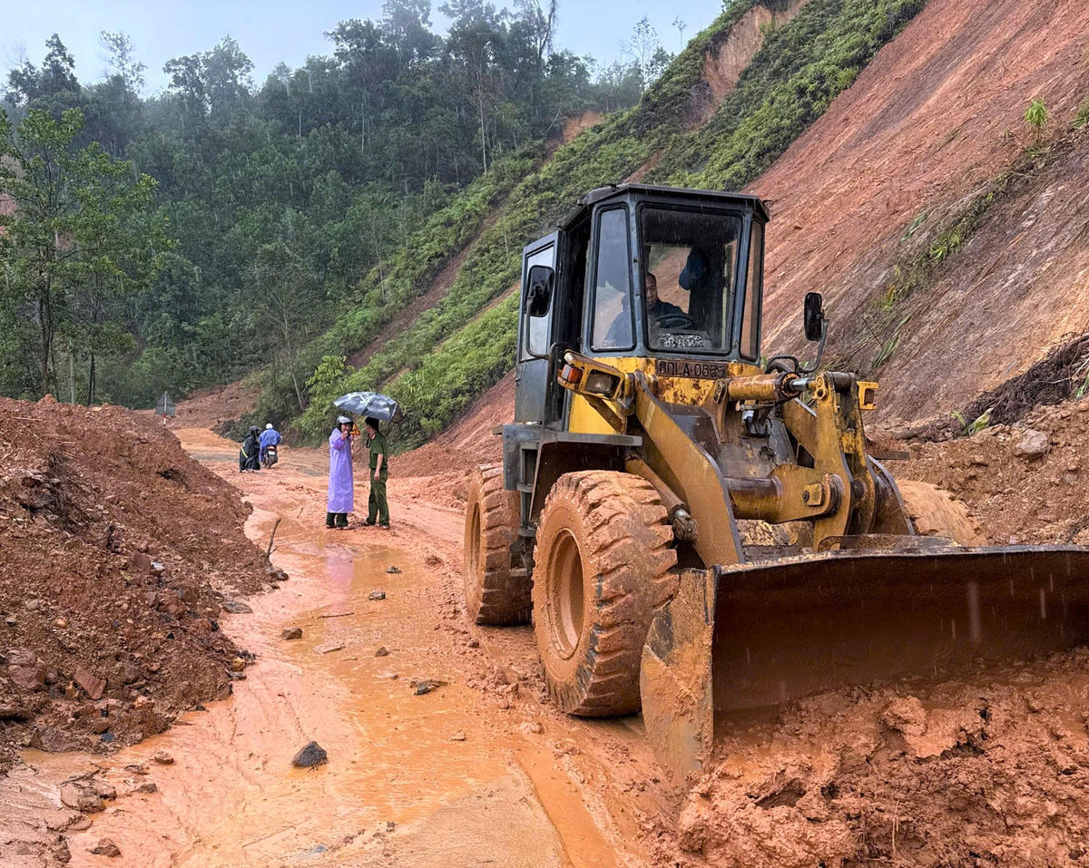 Lực lượng chức năng mở đường đưa bệnh nhân Alăng Hót đi cấp cứu. Ảnh: CV.