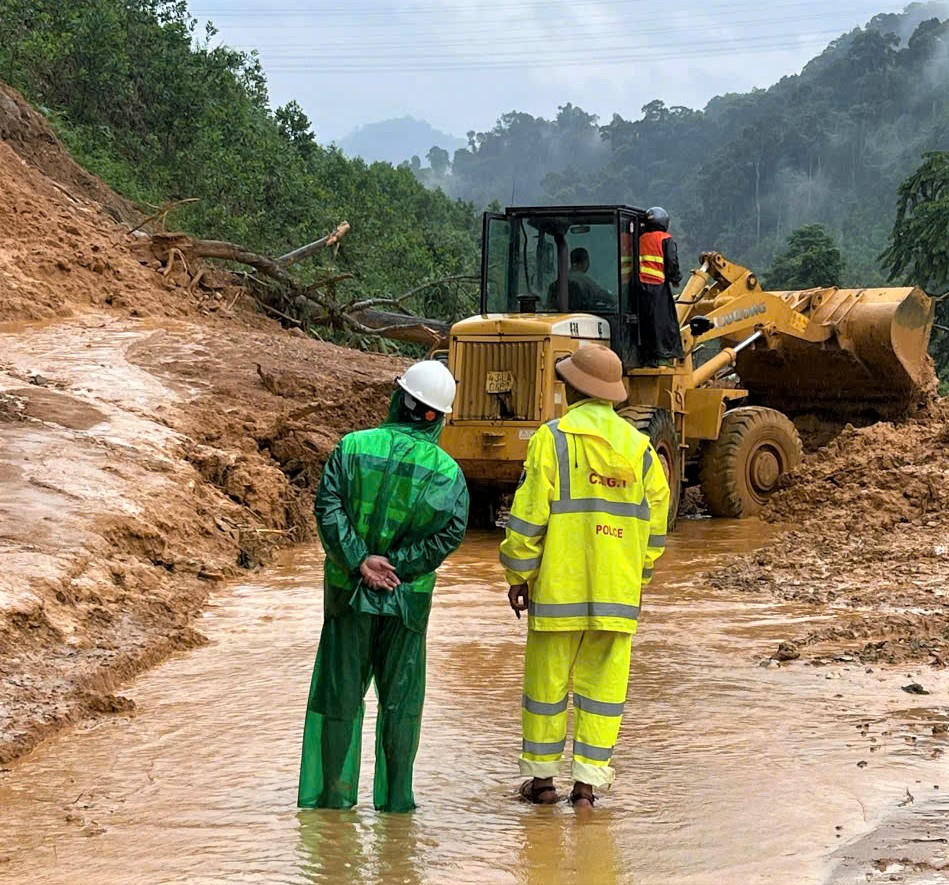 Lực lượng CSGT, Công an TP Đà Nẵng kiểm tra điểm sạt lở trên đường Hồ Chí Minh. Ảnh: CV.