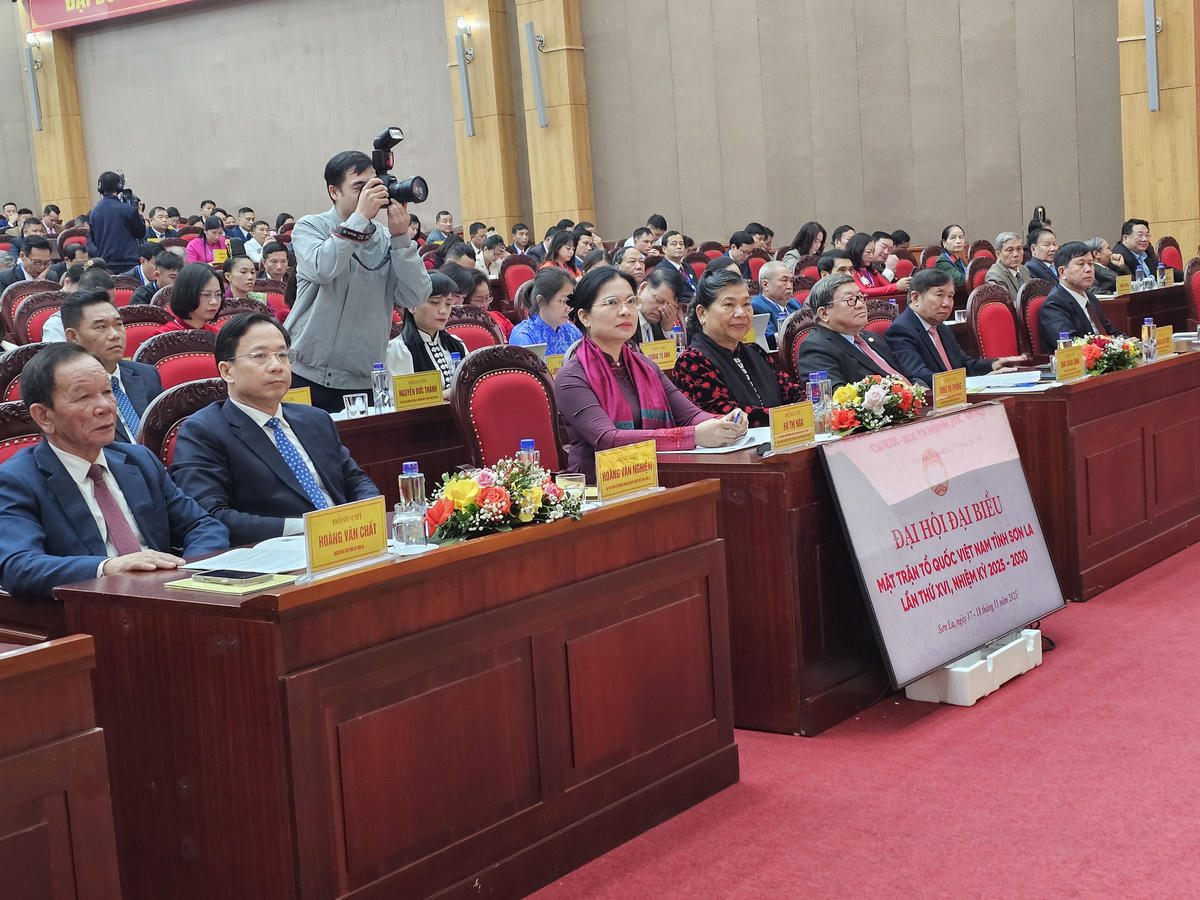 Ủy viên Trung ương Đảng, Phó Chủ tịch Ủy ban Trung ương MTTQ Việt Nam Hà Thị Nga và các đại biểu dự Đại hội. Ảnh: T.H