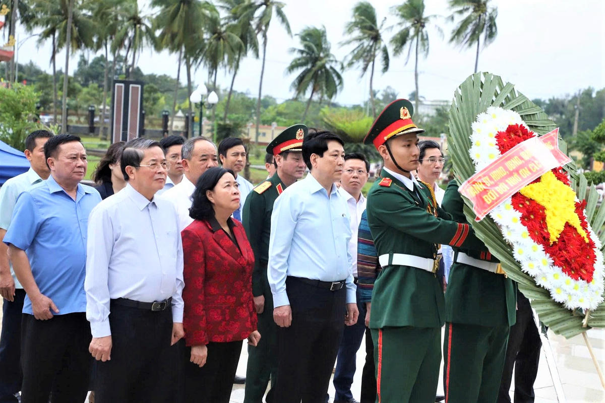 Chủ tịch nước Lương Cường cùng Chủ tịch Ủy ban Trung ương MTTQ Việt Nam Bùi Thị Minh Hoài đặt vòng hoa tưởng niệm và dâng hương tại Nghĩa trang Liệt sĩ Điện Bàn. Ảnh: CV.