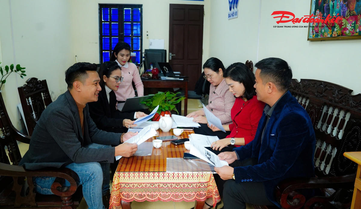 Các nhà báo thuộc Văn phòng đại diện Trung Trung Bộ, Báo Đại đoàn kết làm việc với cán bộ chuyên môn của Ủy ban MTTQ Việt Nam tỉnh Hà Tĩnh về Chương trình "Vinh danh Người truyền lửa". Ảnh: Cẩm Kỳ.