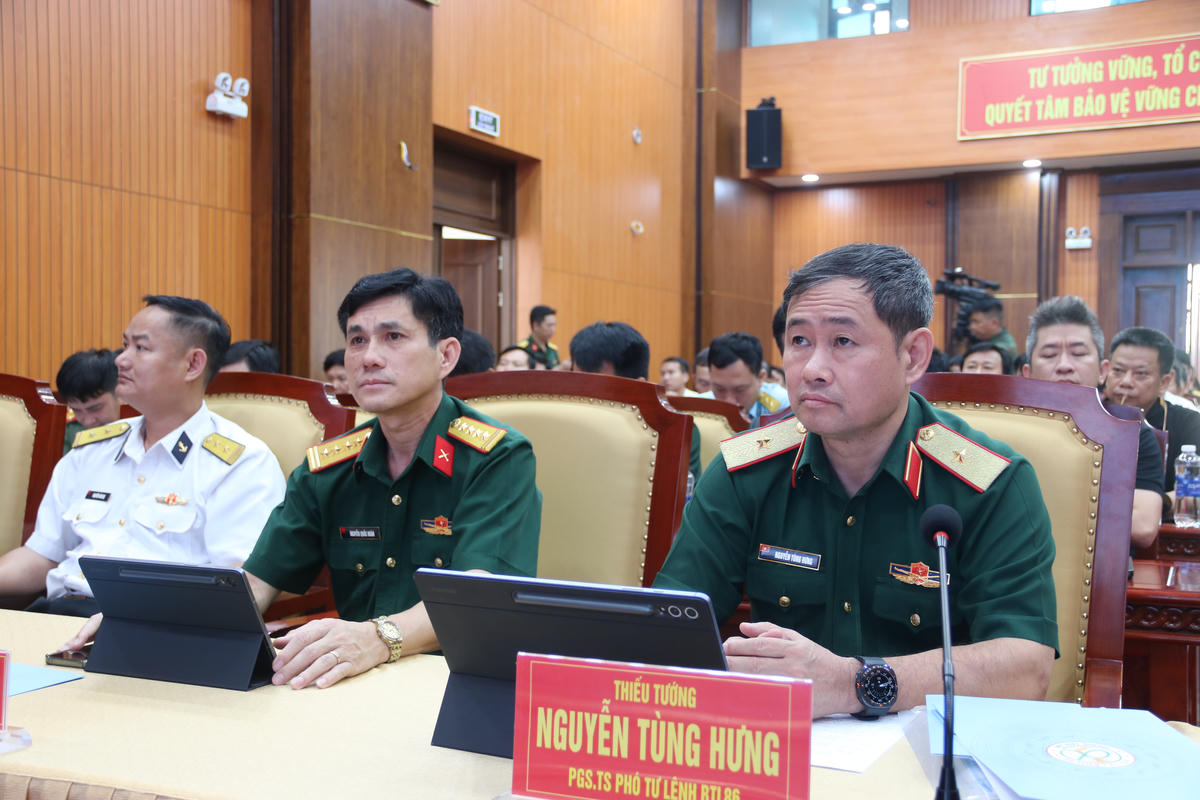 Thiếu tướng, PGS.TS. Nguyễn Tùng Hưng – Phó Tư lệnh, Bộ Tư lệnh 86 và Đại tá Nguyễn Quốc Hoàn, Chính uỷ Trung tâm 286 tại Hội thảo.