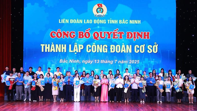Lãnh đạo tỉnh Bắc Ninh chúc mừng 36 Công đoàn cơ sở được thành lập mới. Ảnh: An Trân