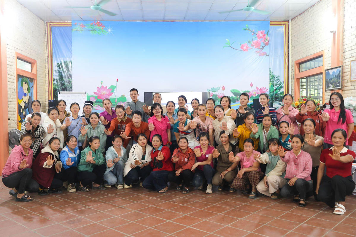 Các tham dự viên của khóa tập huấn thể hiện thông điệp “nói không với bạo lực”