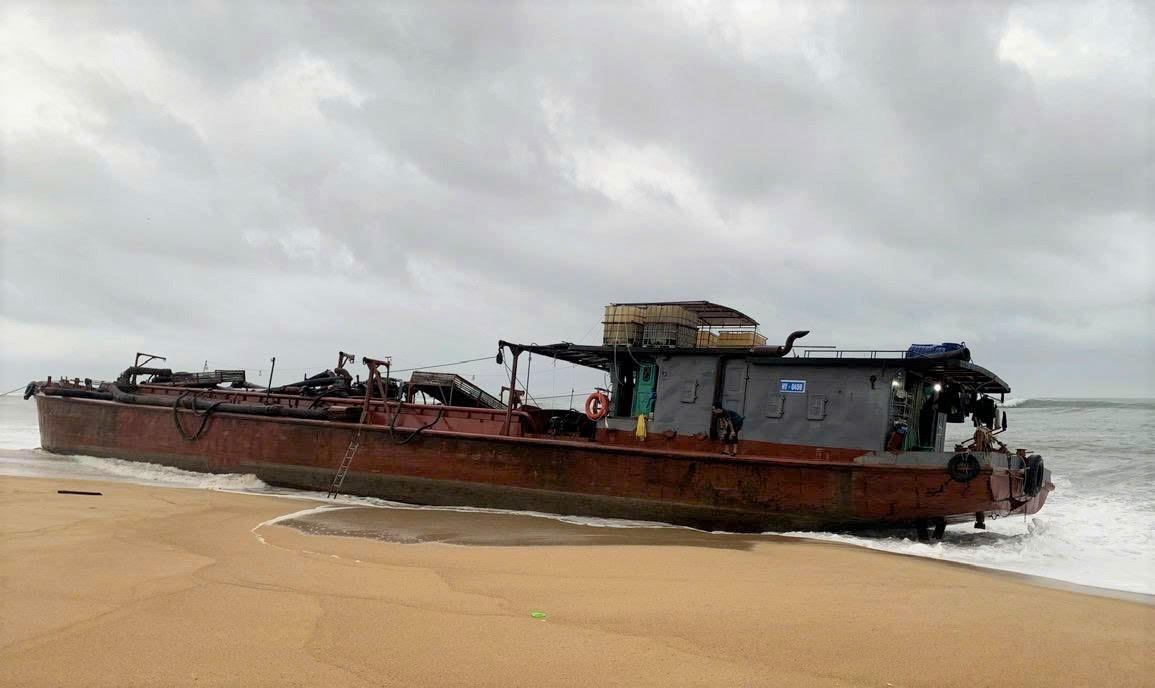 Tàu sắt số hiệu HY 0459 mắc cạn tại bờ biển. Ảnh: CV.