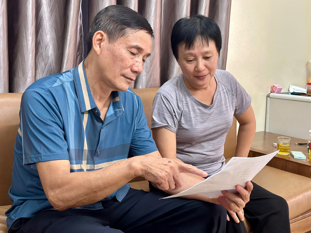 Ông Lê Hồng Quân, Bí thư Chi bộ, Trưởng khu phố Cao Xanh 5 thông tin về việc triển khai dự án đến người dân trong khu phố. Ảnh: Ngọc Anh.