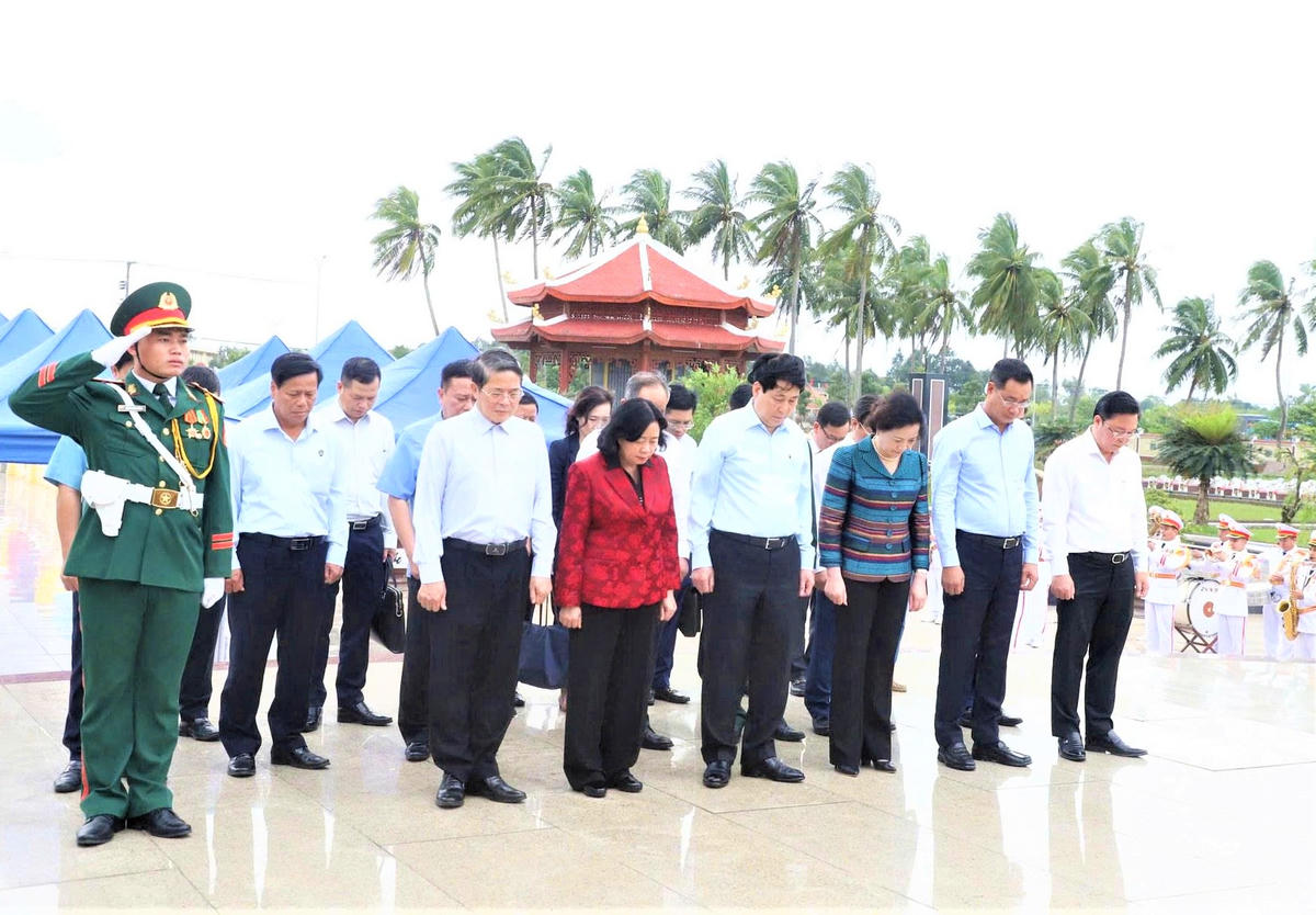 Chủ tịch nước Lương Cường cùng Chủ tịch Ủy ban Trung ương MTTQ Việt Nam Bùi Thị Minh Hoài và đoàn công tác dành một phút mặc niệm các Anh hùng, Liệt sĩ. Ảnh: CV.. 