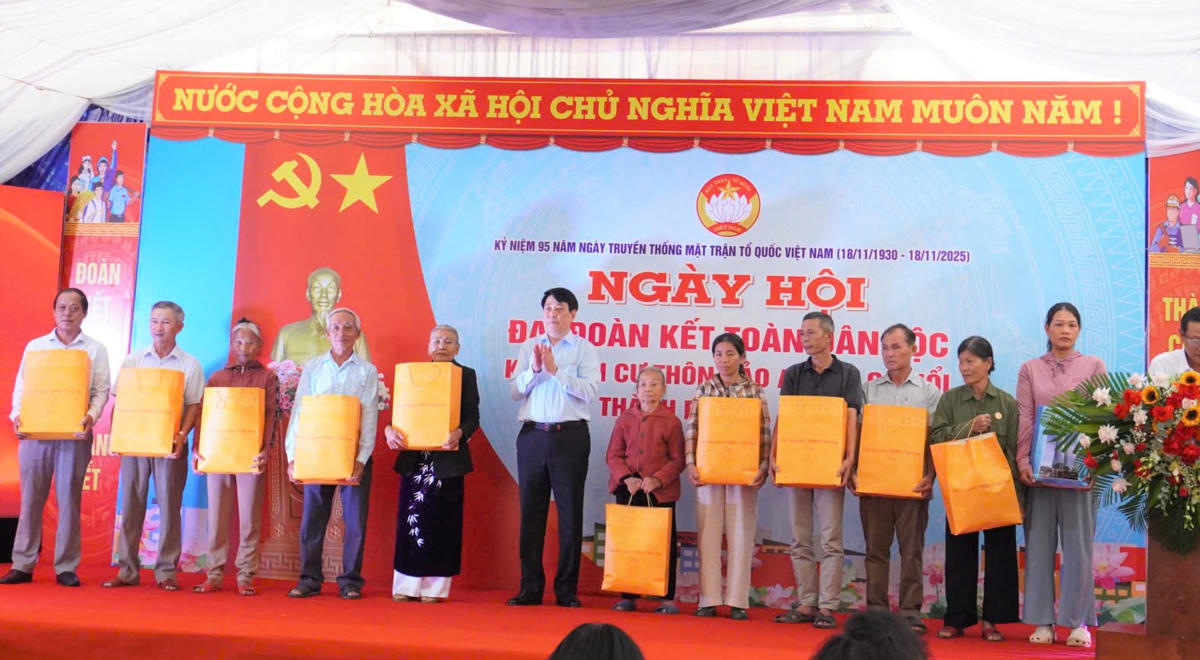 Chủ tịch nước Lương Cường tặng quà cho người dân xã Gò Nổi. Ảnh: Tấn Thành.