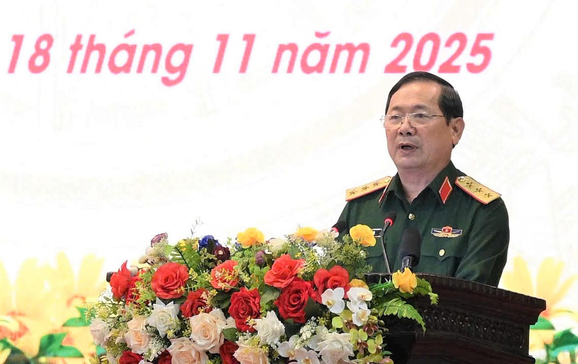 Thượng tướng, TS Lê Huy Vịnh, Thứ trưởng Bộ Quốc phòng phát biểu khai mạc hội thảo. Ảnh Đình Sang.