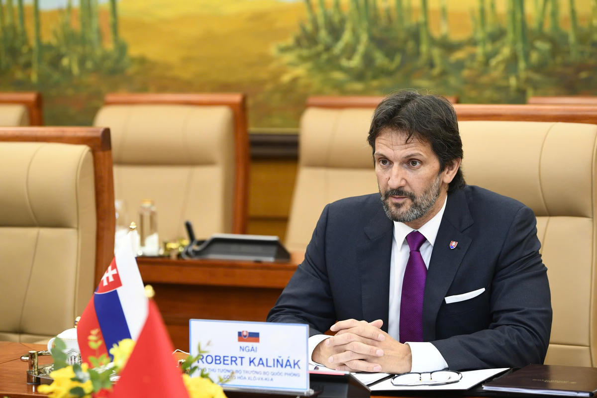 Phó Thủ tướng, Bộ trưởng Bộ Quốc phòng Slovakia Robert Kalinak phát biểu tại Hội đàm. Ảnh: Tuấn Huy.