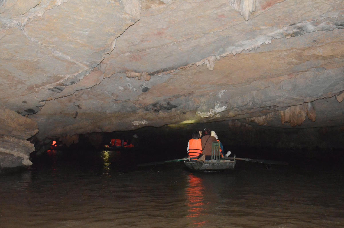 Hang Bụt có chiều dài khoảng 500 m. Ảnh: Đình Minh