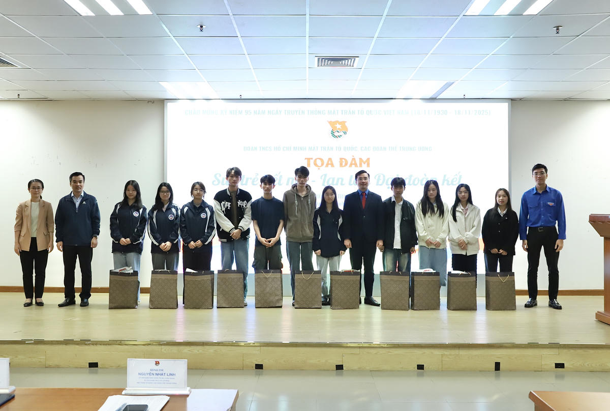 Ban Tổ chức trao tặng 20 phần quà cho các sinh viên là người dân tộc thiểu số có nhiều thành tích tốt trong học tập đang&nbsp; học tại Trường Đại học Kinh tế Quốc dân.