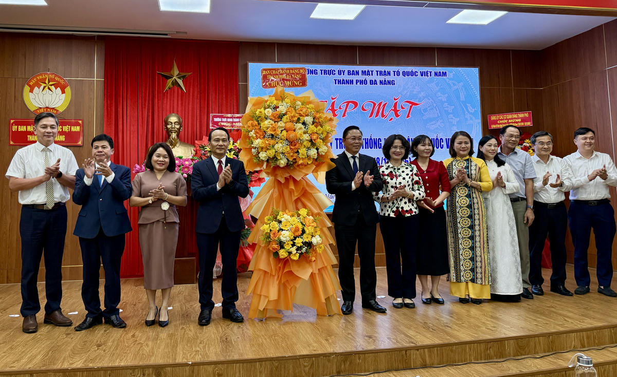 Ông Nguyễn Đình Vĩnh tặng hoa chúc mừng. Ảnh: Nguyễn Tú.&nbsp;