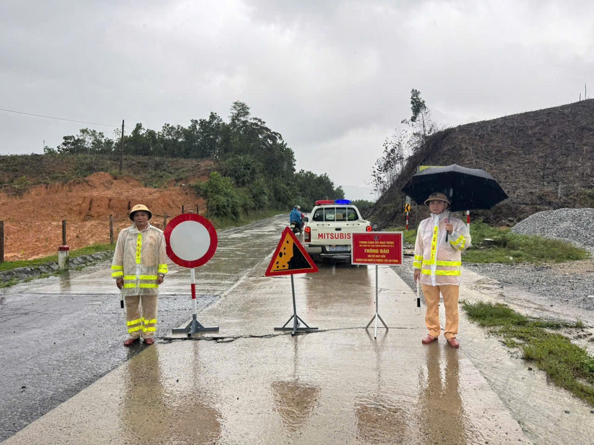 Lực lượng CSGT, Công an TP Đà Nẵng chột chặn phần luông cho tài xế lưu thông tránh đoạn đường bị sạt lở đất đá. Ảnh: CV.