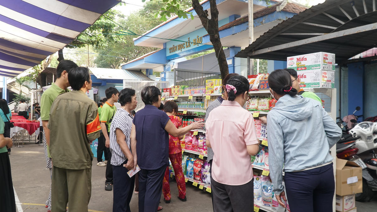 Hoạt động chăm lo người dân diễn ra trong khuôn khổ các hoạt động Ngày hội Đại đoàn kết phường Diên Hồng. Ảnh: Hồng Phúc.&nbsp;