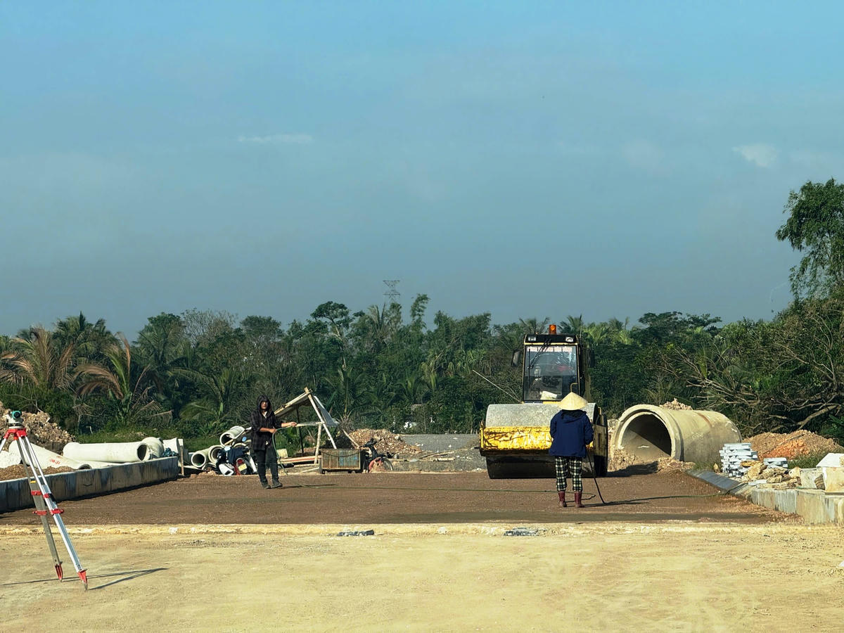 Người dân địa phương đang hết sức mong mỏi dự án sớm hoàn thiện và đưa vào sử dụng. Ảnh: Nguyễn Chung.