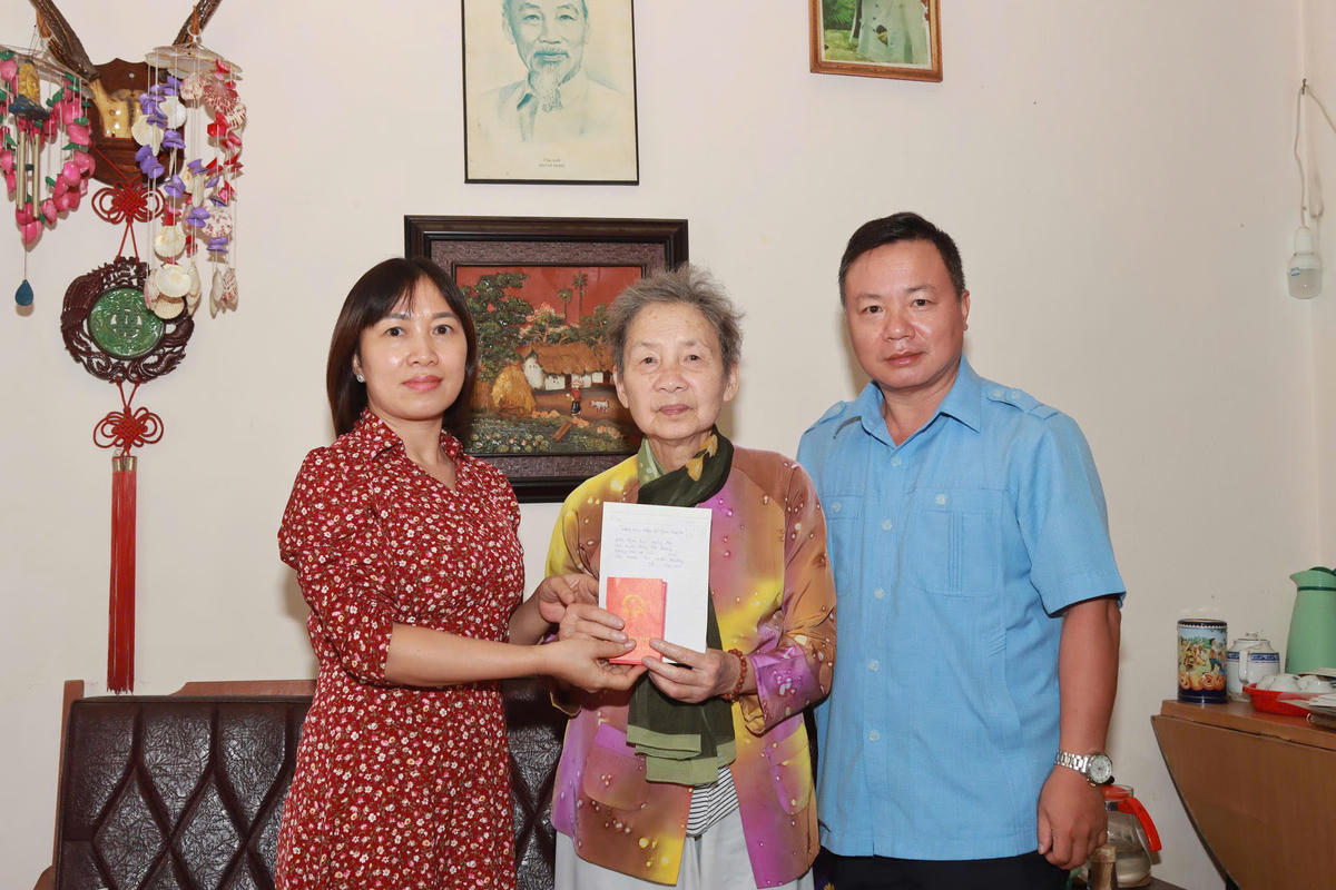 Bà Cao Thị Quế Hương trao tặng kỷ vật kháng chiến cho Bảo tàng Mặt trận Tổ quốc Việt Nam tháng 10/2025.