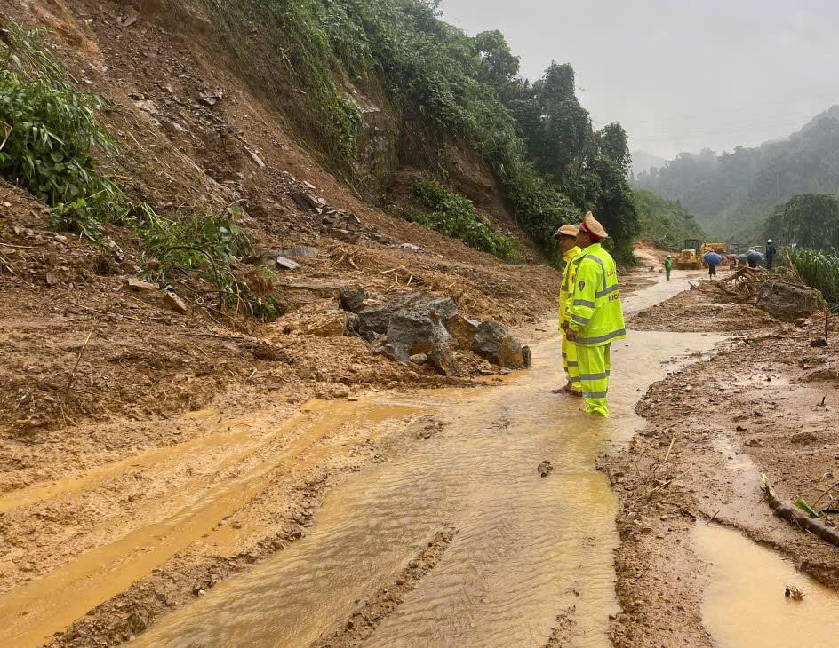 Trên tuyến đường Hồ Chí Minh qua xã Khâm Đức, đoạn từ km1355 đến km1373 xuất hiện nhiều điểm sạt lở đất đá. Ảnh: CV.