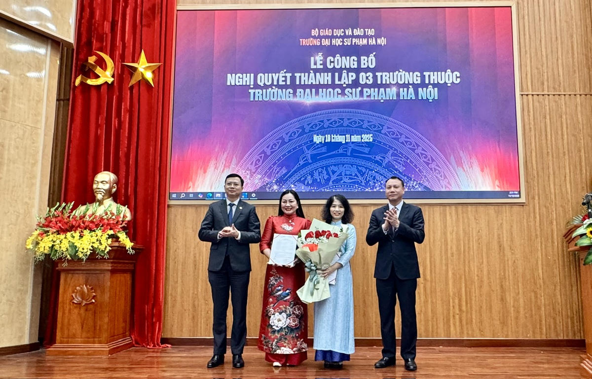 Lãnh đạo Trường Đại học Sư phạm Hà Nội trao quyết định thành lập&nbsp;Trường Khoa học phát triển trẻ thơ. Ảnh: Nguyễn Hoài