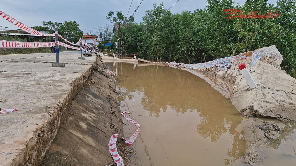 Nhiều người dân cho biết, đoạn bờ kè này mới được xây dựng nhằm khắc phục tình trạng sạt lở ở đây. Ảnh: Đ.V.