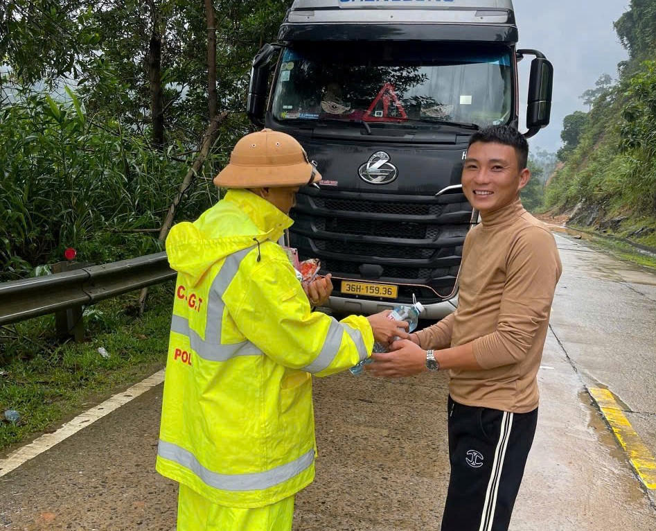 Lực lượng CSGT, Công an TP Đà Nẵng thăm hỏi hỗ trợ nước uống miễn phí cho tài xế mắc kẹt trên đường Hồ Chí Minh. Ảnh: CV.