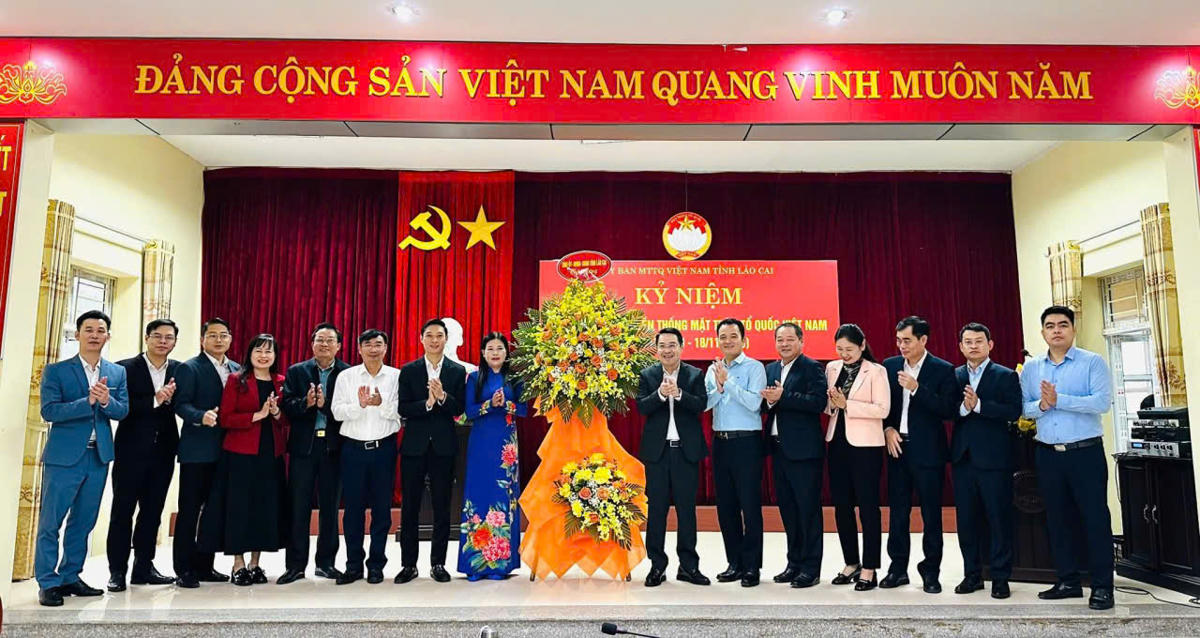 Chủ tịch UBND tỉnh Lào Cai Nguyễn Tuấn Anh tặng hoa chúc mừng&nbsp;Ủy ban MTTQ Việt Nam tỉnh Lào Cai nhân Kỷ niệm 95 năm Ngày truyền thống MTTQ Việt Nam. Ảnh: Thanh Xuân.