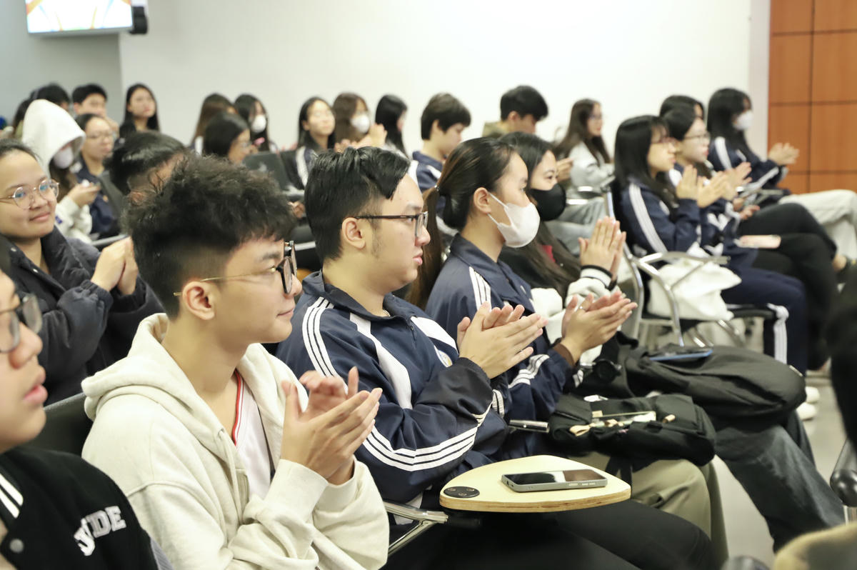 Đông đảo đoàn viên, sinh viên tham dự Tọa đàm.