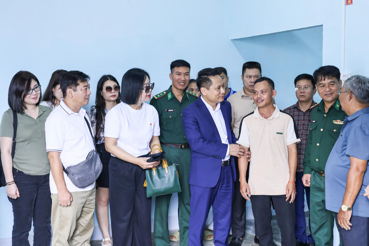 &nbsp;Đoàn công tác Báo Đại đoàn kết thăm quan nhà mới và động viên con của ông Y Hớn Niê cố gắng thoát nghèo, vươn lên trong cuộc sống. Ảnh: Quang Vinh.