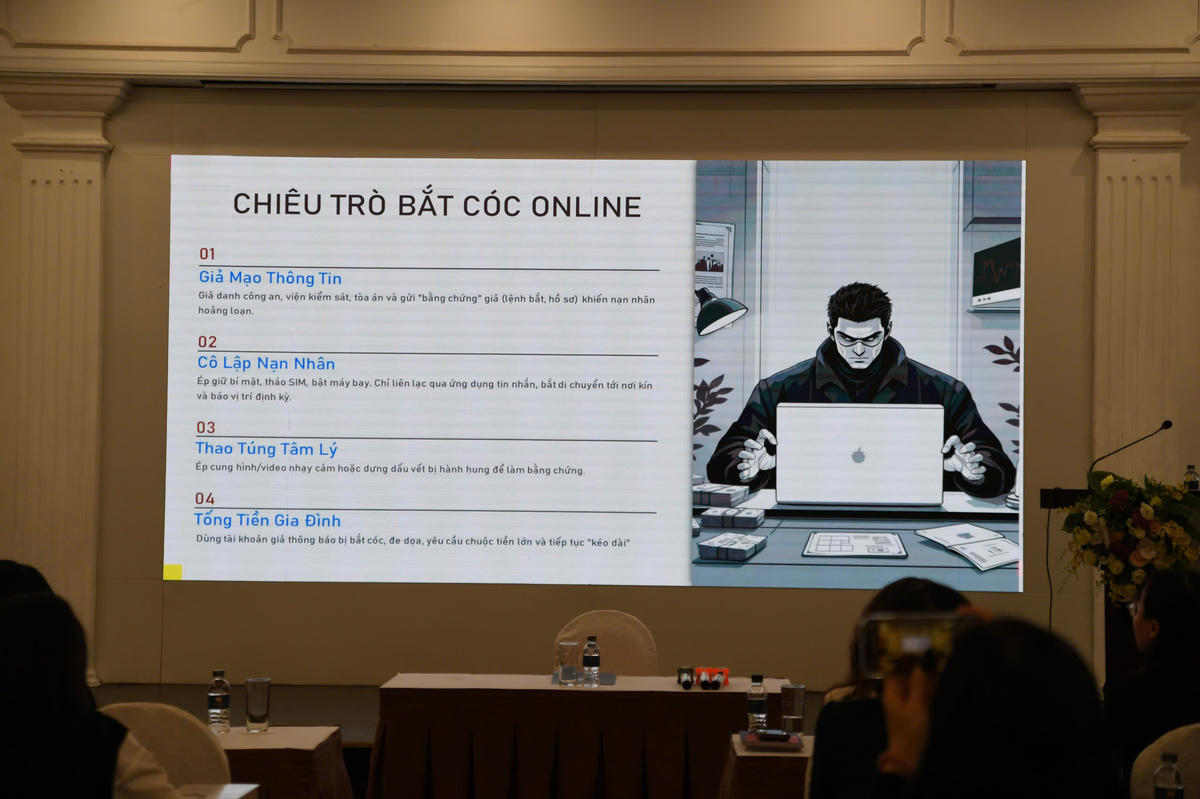 Các giảng viên đã cùng các phóng biên, biên tập viên nhận diện nguy hiểm đối với trẻ em trên không gian mạng. Ảnh: P. Sỹ.