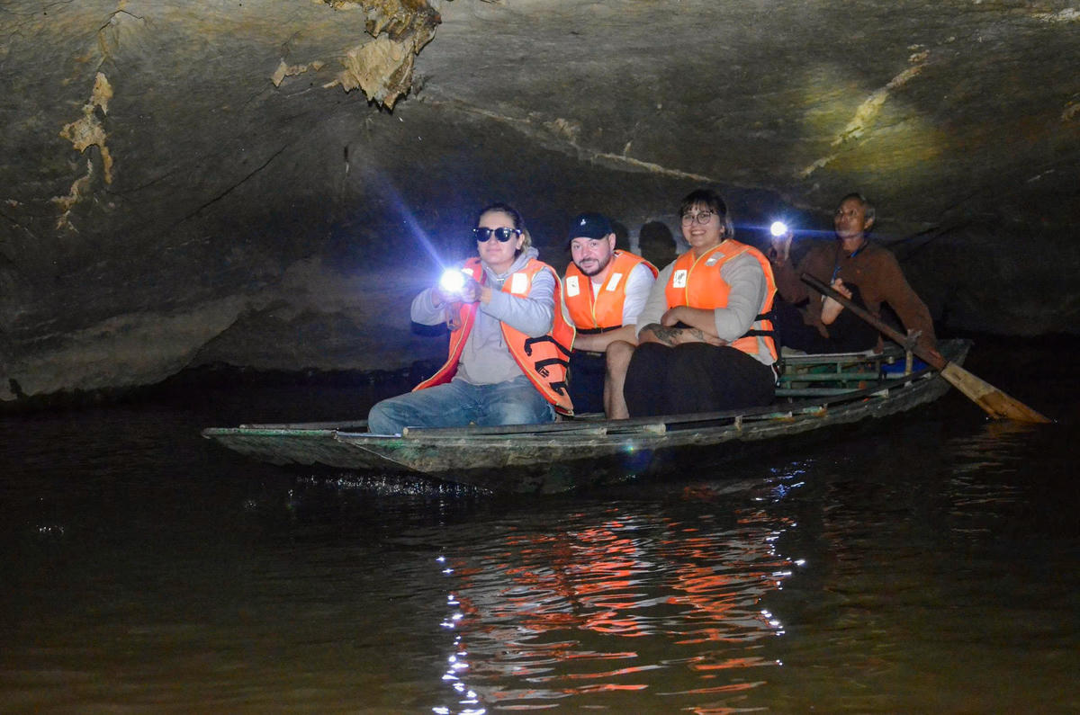 Vẻ đẹp nguyên sơ của hang Bụt thu hút du khách quốc tế. Ảnh: Đình Minh