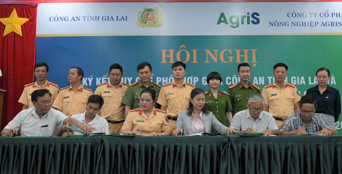 Ký kết quy chế phối hợp giữa Phòng CSGT, Công an tỉnh và Công ty Cổ phần Nông nghiệp Agris Gia Lai. Ảnh: Đình Sang.