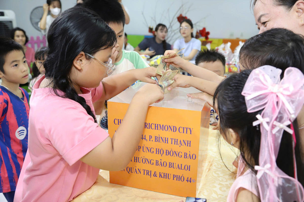 Thiếu nhi đóng góp hỗ trợ các bạn học sinh và đồng bào khu vực bị thiên tai. Ảnh: Q.Đ.