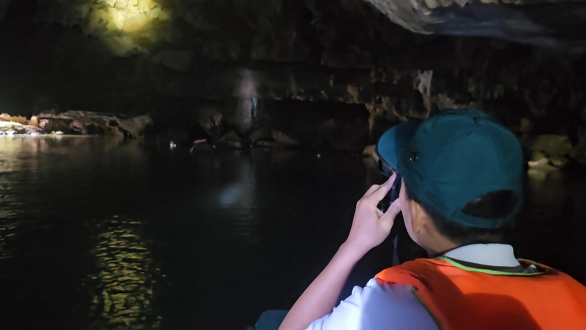 Du khách ghi lại những bức hình đẹp trước khi rời khỏi hang. Ảnh: Đình Minh