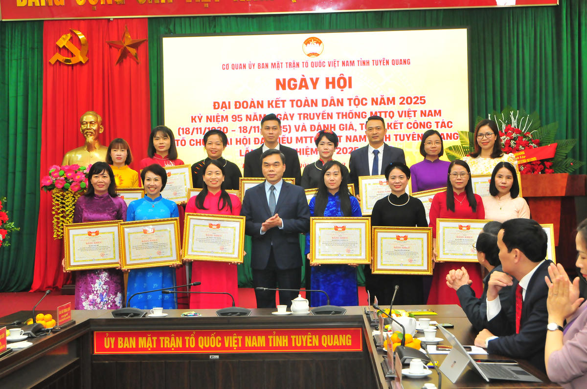 Phó Bí thư Tỉnh ủy, Chủ tịch Ủy ban MTTQ Việt Nam tỉnh Tuyên Quang Ma Thế Hồng tặng Bằng khen cho các cá nhân. Ảnh: Xuân Trường.