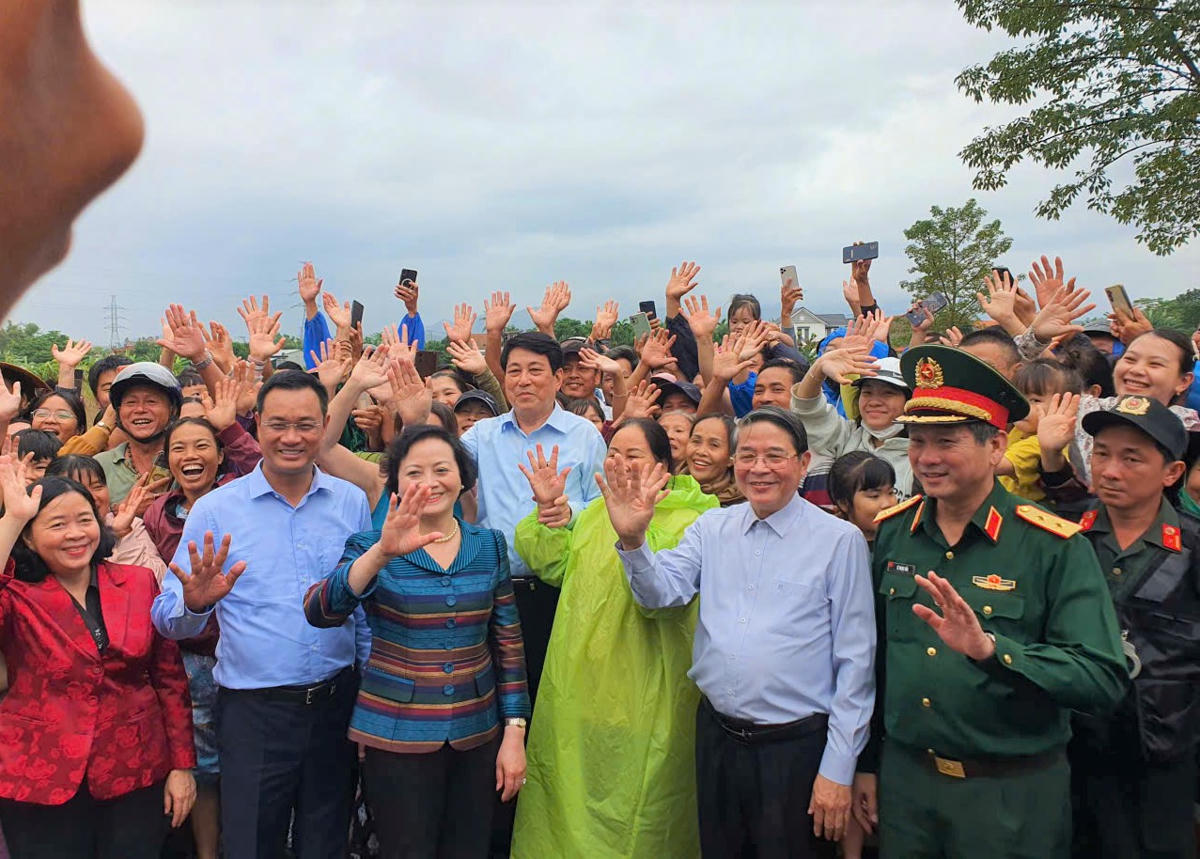 Chủ tịch nước Lương Cường và Chủ tịch Ủy ban Trung ương MTTQ Việt Nam Bùi Thị Minh Hoài chụp ảnh lưu niệm với người dân xã Gò Nổi. Ảnh: Chí Đại.