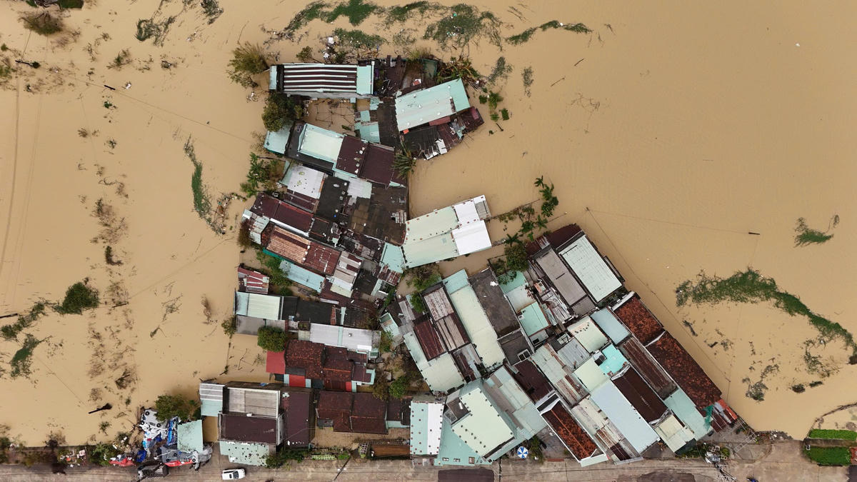 Một góc những nhà dân ở phường Quy Nhơn Đông bị ngập nước sâu. Ảnh: CV.