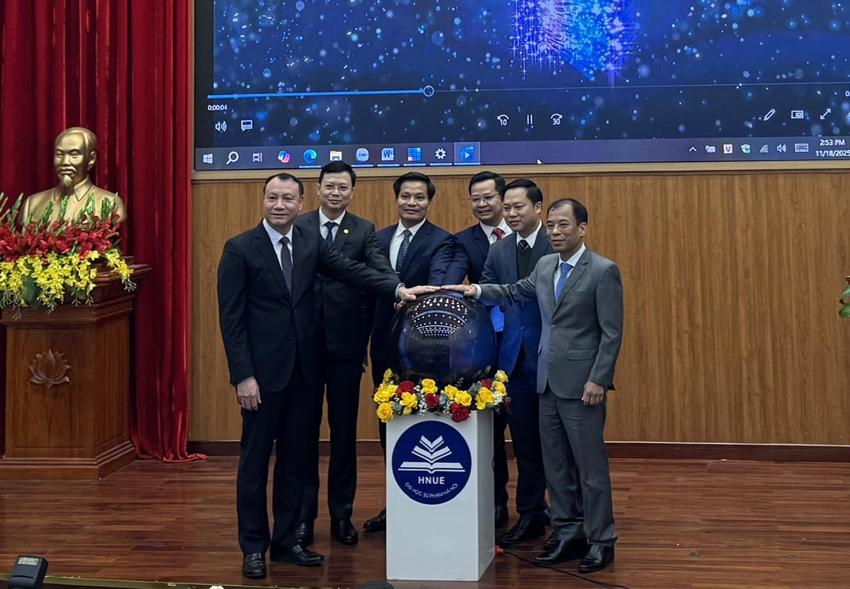 Trường Toán học và Công nghệ thông tin chính thức ra mắt tại lễ công bố. Ảnh: Nguyễn Hoài. 