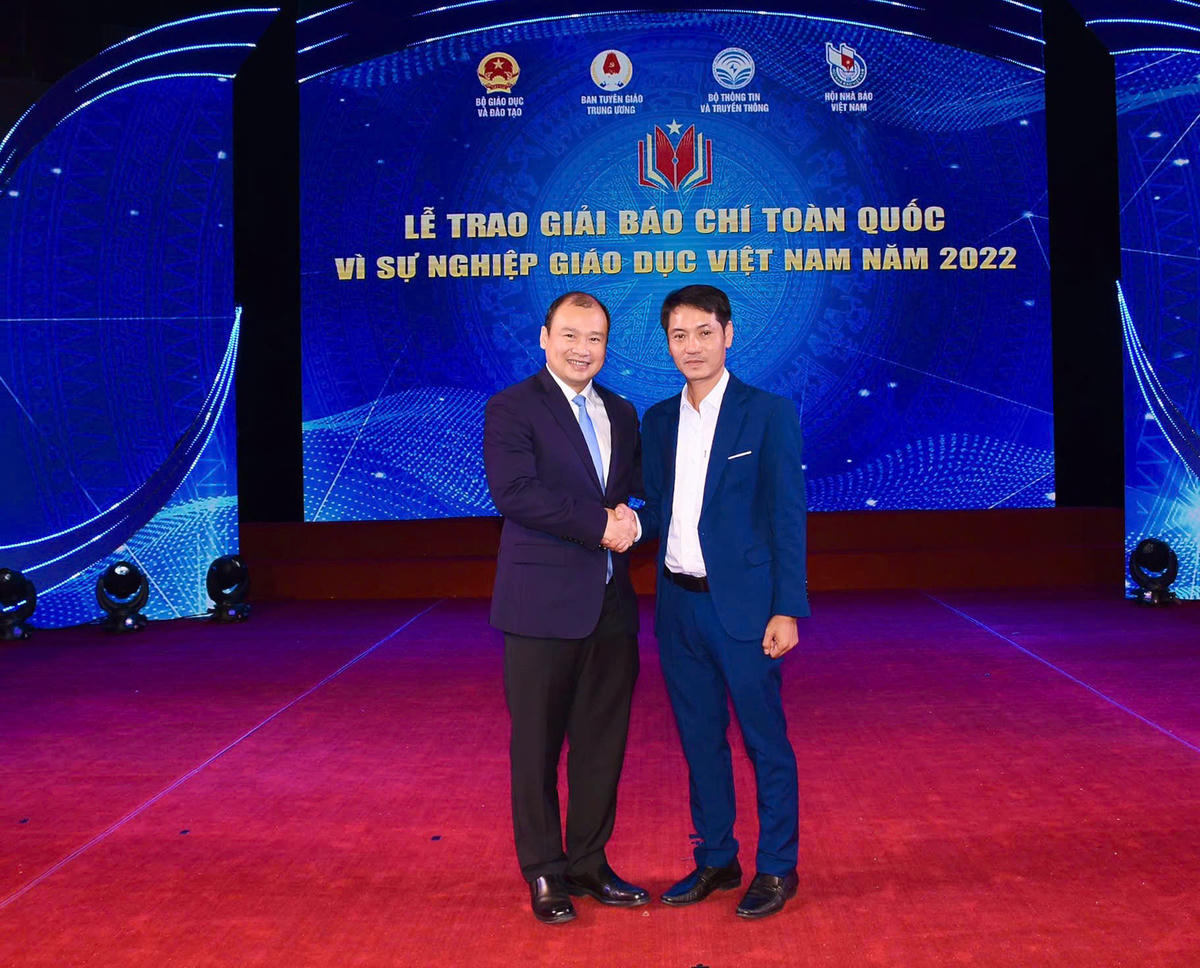 Người thầy bắc những nhịp cầu vượt khó cho học trò miền núi