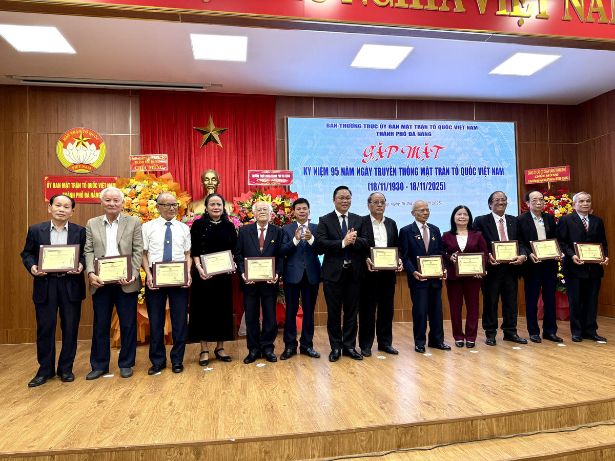 Ông Lê Trí Thanh, ông Võ Công Chánh tặng quà tri ân các vị nguyên lãnh đạo Mặt trận. Ảnh: Nguyễn Tú.