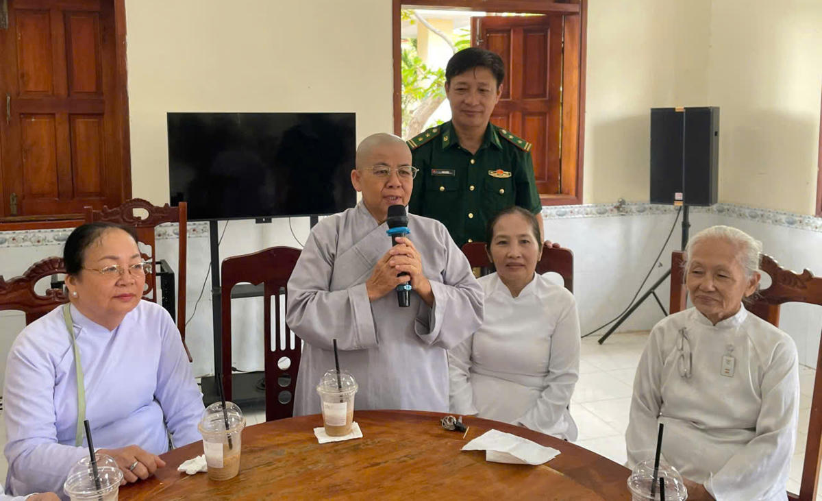 Tại buổi họp mặt, BTC đã lắng nghe tâm tư của các chức sắc tôn giáo trên địa bàn xã Cần Giờ. Ảnh: Lương Kiểm.