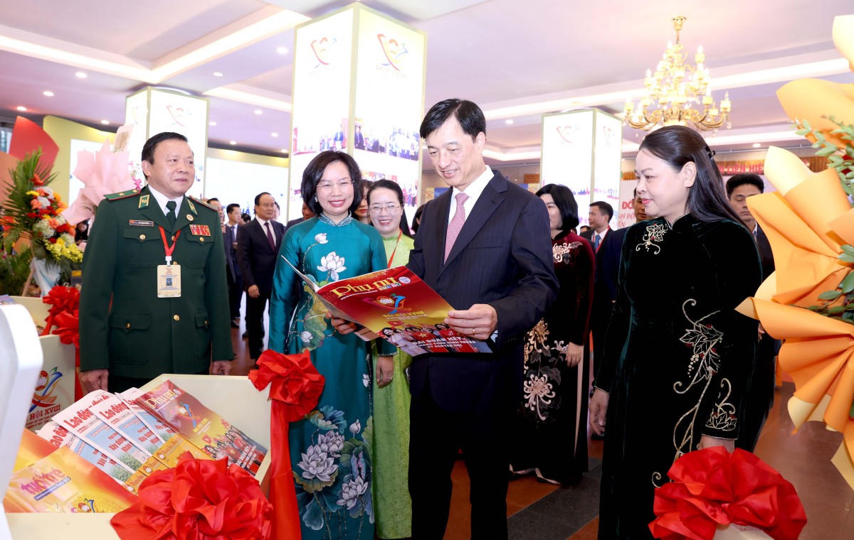 Lãnh đạo Trung ương và thành phố Hà Nội tham quan Triển lãm ảnh, không gian “Đoàn kết sáng tạo”.