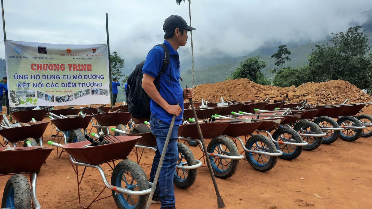 Thầy Vỹ tại chương trình Ủng hộ dụng cụ mở đường kết nối các điểm trường do thầy vận động. Ảnh: NVCC