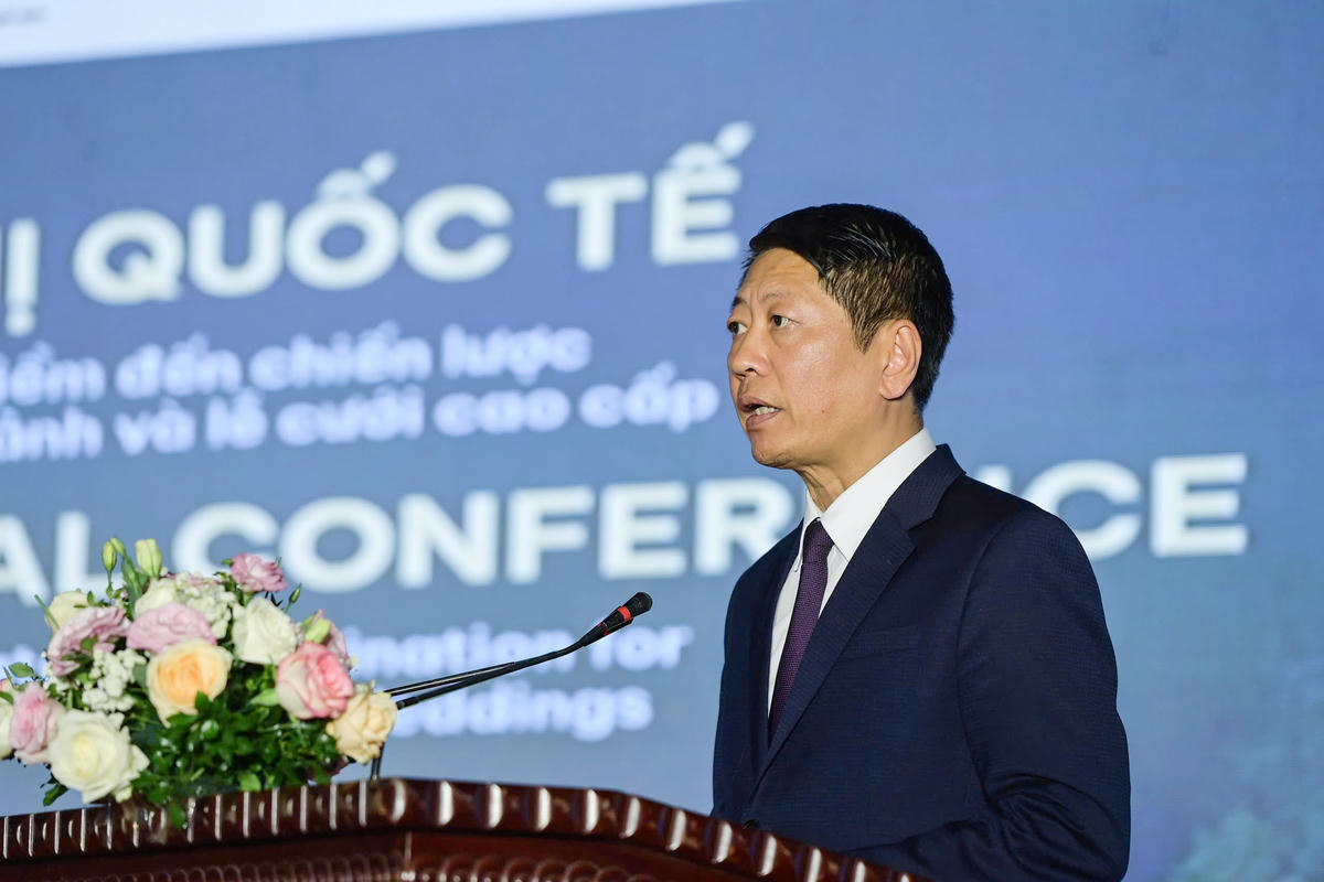 Phó Chủ tịch UBND tỉnh Ninh Bình Trần Song Tùng phát biểu tại hội nghị. Ảnh: Đình Minh