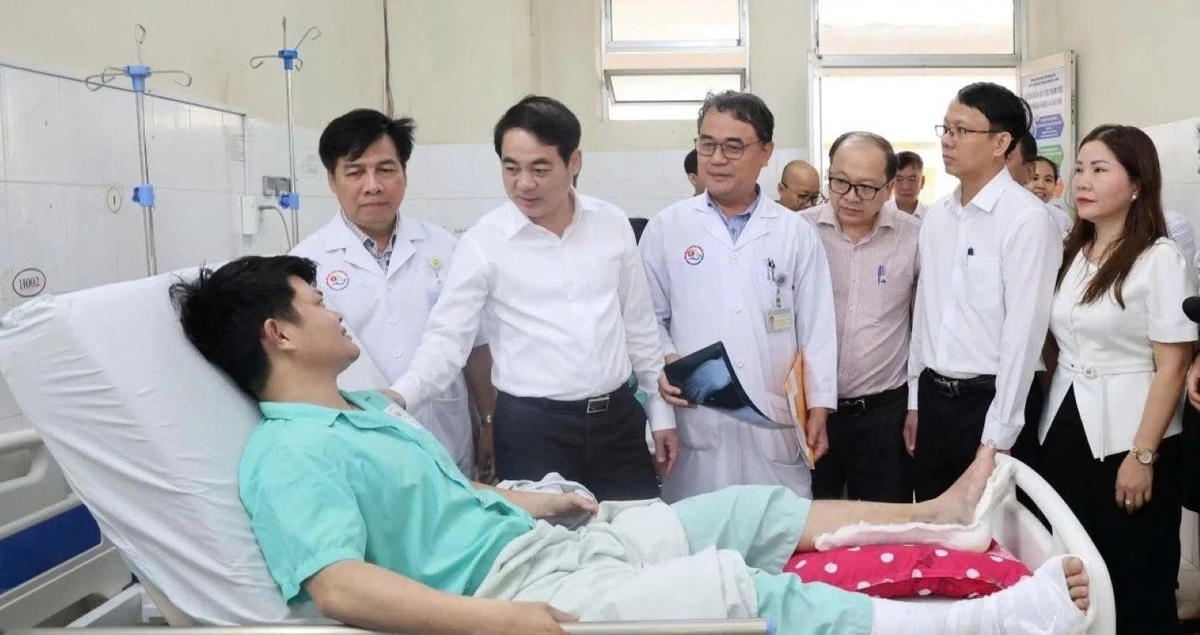 Các lãnh đạo tỉnh Khánh Hòa thăm hỏi, động viên các nạn nhân tại vụ sạt lở tại đèo Khánh Lê và đèo Khánh Sơn, đang điều trị tại Bệnh viện Đa khoa Khánh Hòa. (ảnh CTV)