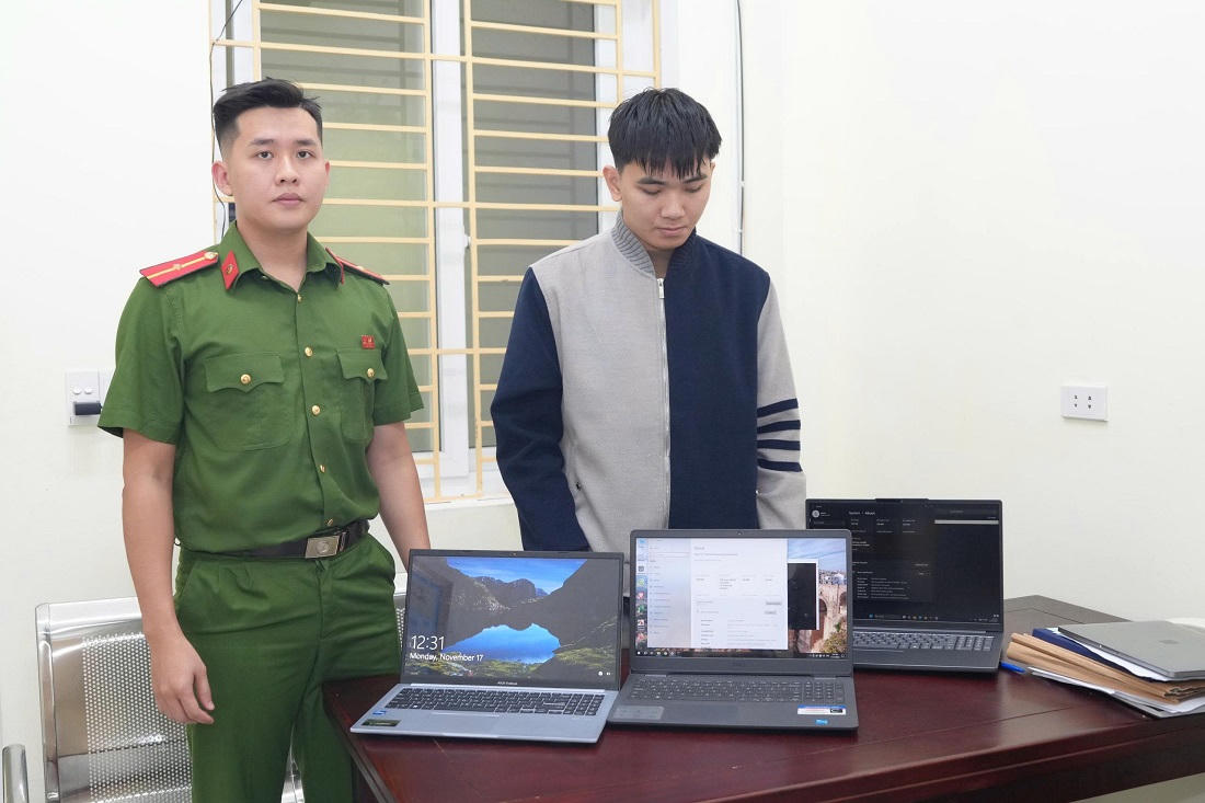 Đối tượng Nguyễn Công Thành cùng tang vật bị Công an phường Trường Vinh thu giữ. Ảnh: Công an tỉnh Nghệ An.