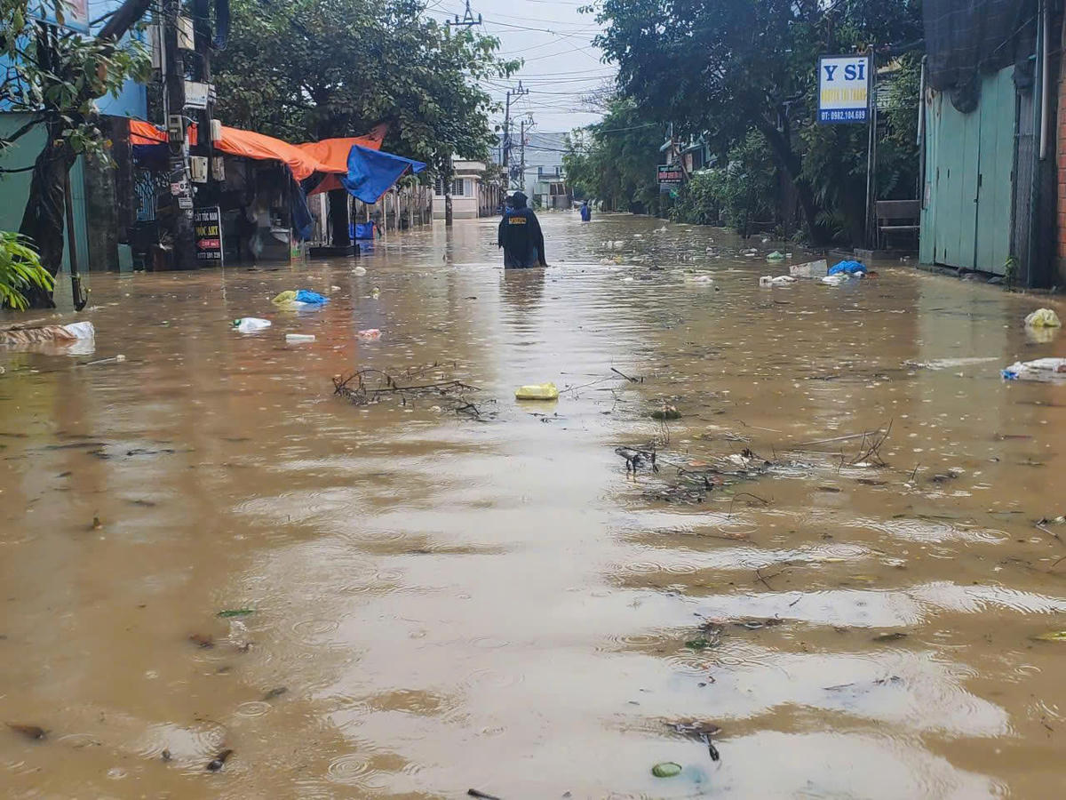Nhiều tuyến đường khu dân cư ở Phường Quy Nhơn Đông bị ngập nước. Ảnh: CV.