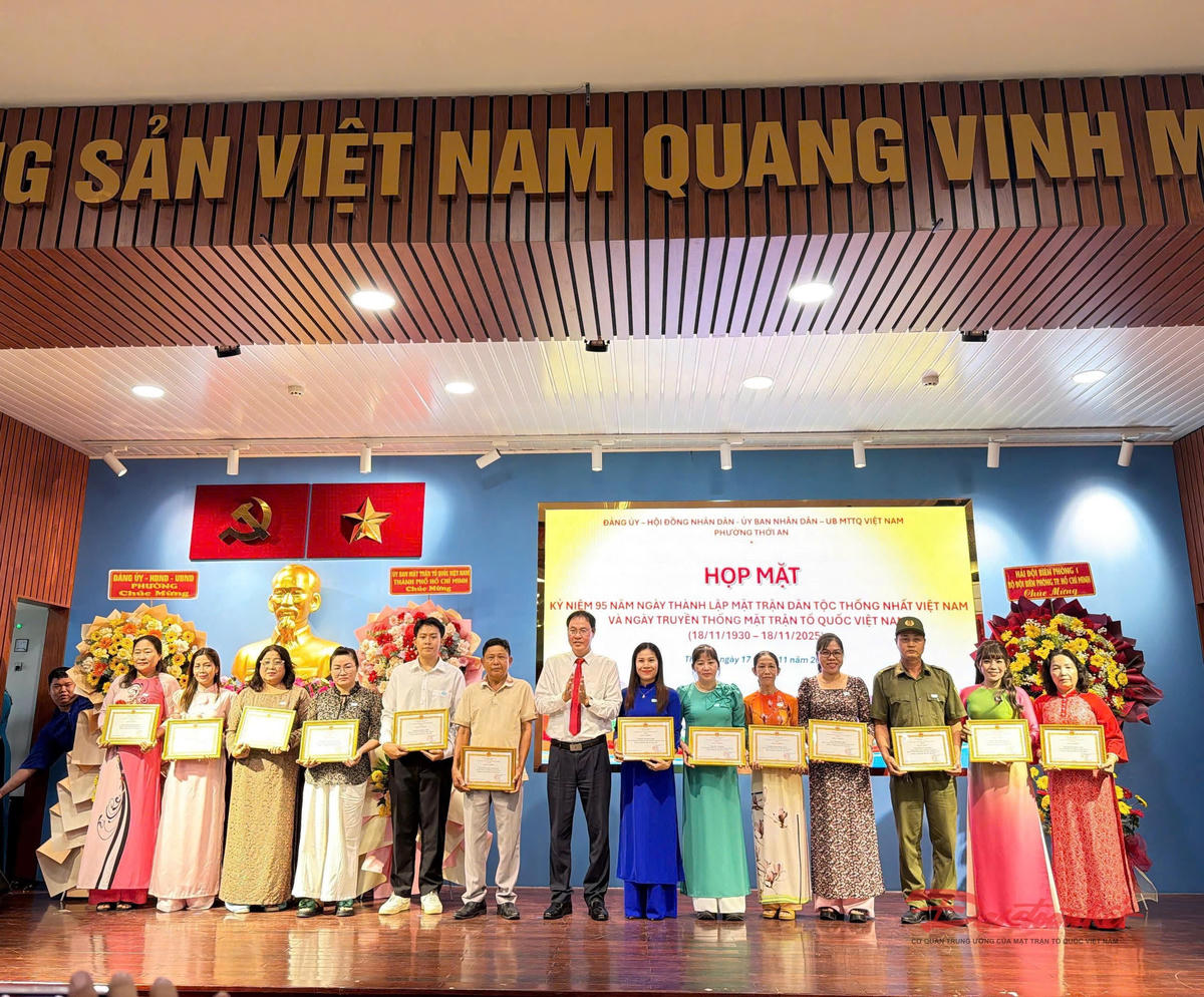 Ông Nguyễn Thành Trung, Phó Chủ tịch Ủy ban MTTQ Việt Nam TP Hồ Chí Minh, Chủ tịch Hội Nông dân thành phố trao giấy khen biểu dương  “Người tốt, Việc tốt”. Ảnh: Hồng Phúc.